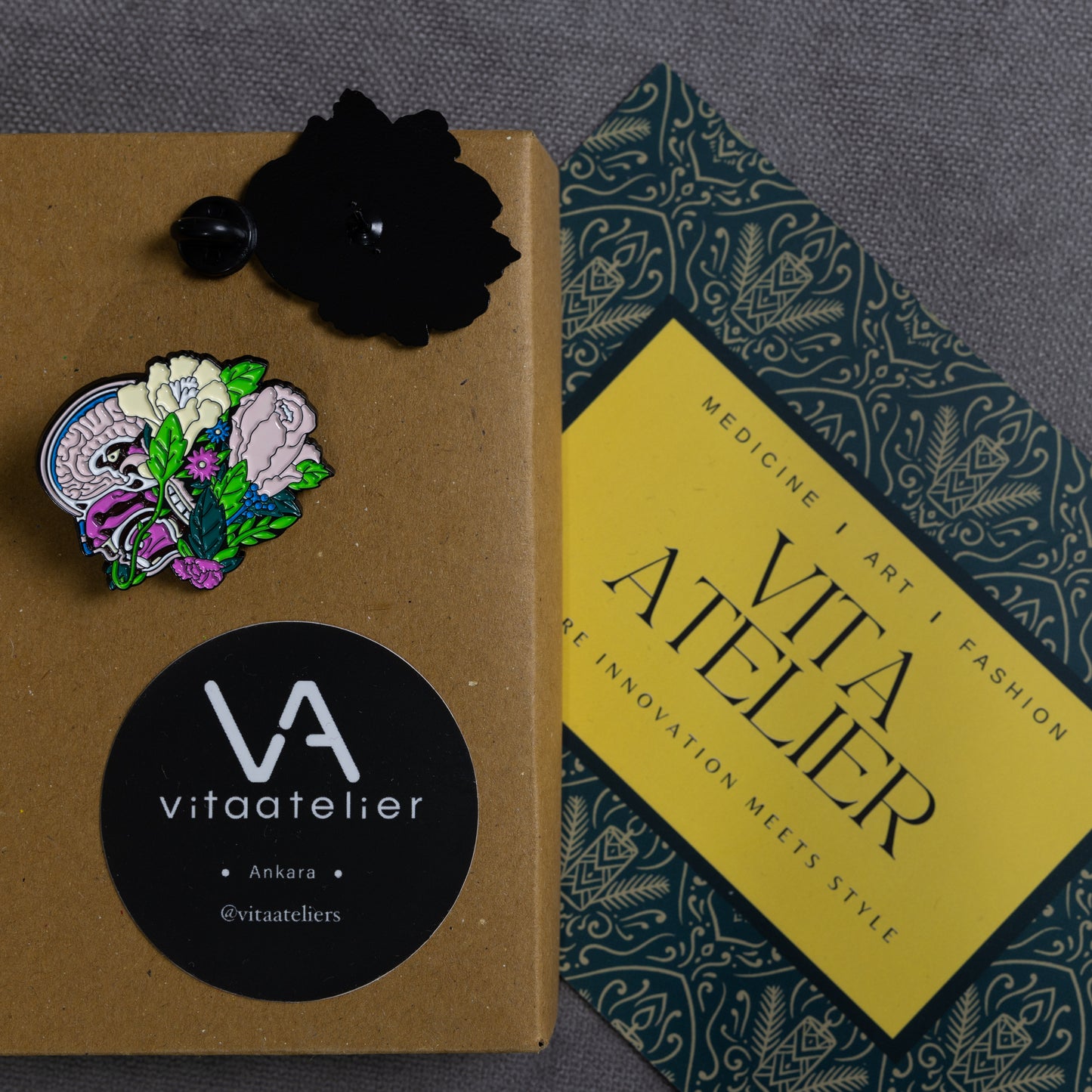 Beyin ve Çiçekli Broş 1 | Doktorlara Özgü Aksesuar