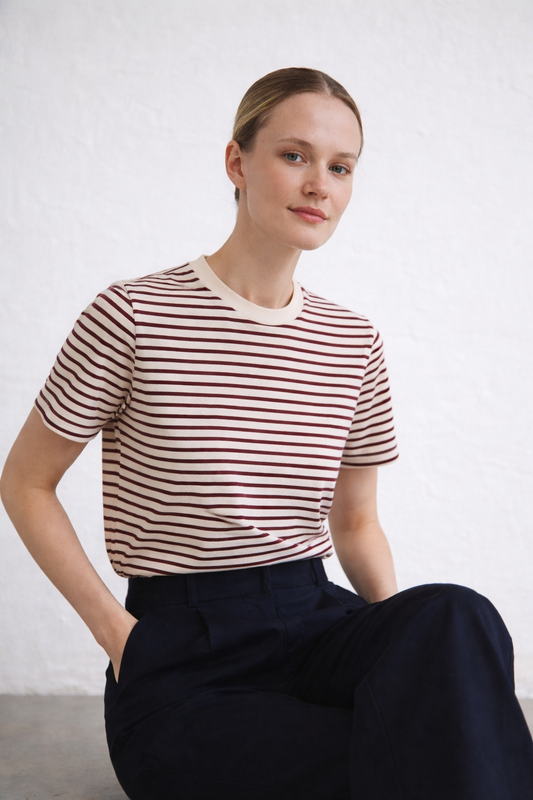 Essentials – İnce Çizgili Premium Bordo T-Shirt